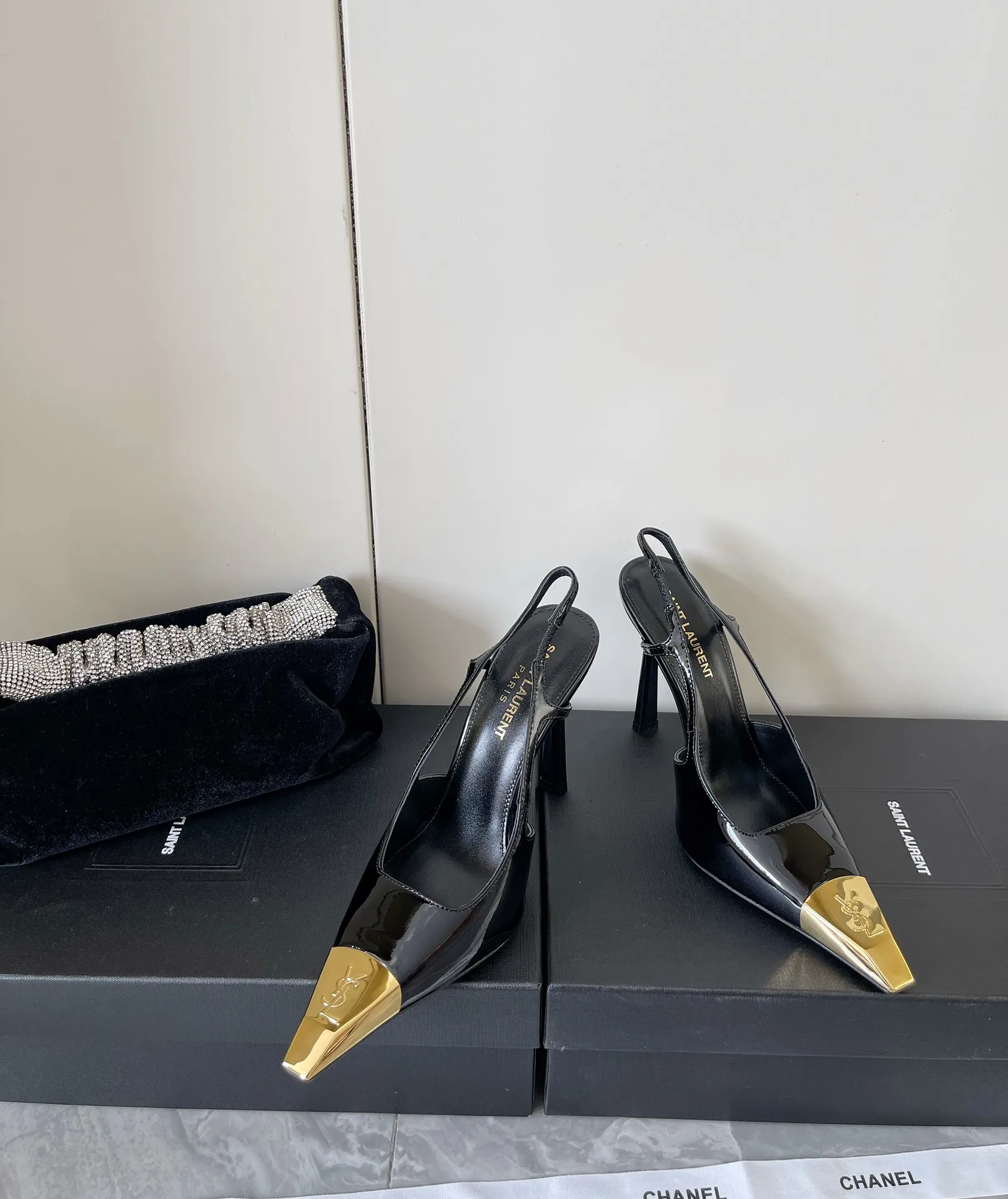 👟👟Ex-factory price 560👟👟 Women's Shoes Women's Clothes Women's Shoes Women's Clothes YSL Saint Laurent's latest gold iron toe logo small square toe high-heeled shoes✔️ New products are released simultaneously at the counter. Major celebrities and Internet celebrities have stepped on their feet. The style is fashionable and versatile, simple and high-end, and the elegance is achieved to the extreme. The top of the foot is full of goddess style! Upper: Imported calfskin Lining: Imported sheepskin Heel height: 10.5 Outsole: Genuine leather outsole Size: 35-39 (custom-made in 40 units, non-refundable)